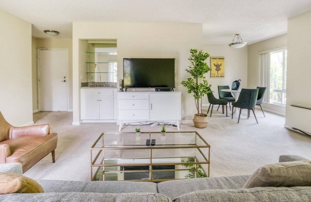 High-End 1BR with Spa and Pool Access