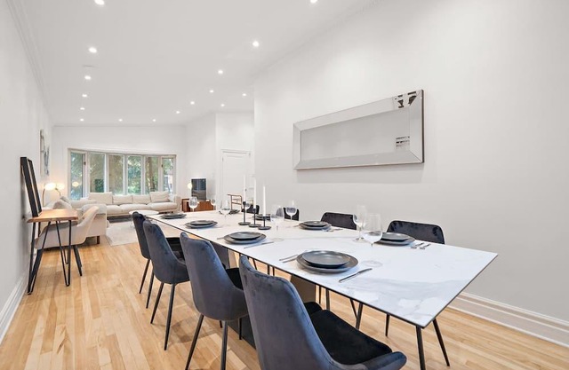 High end full house sleeps 16. 3 bathrooms. Private Terrace and backyard