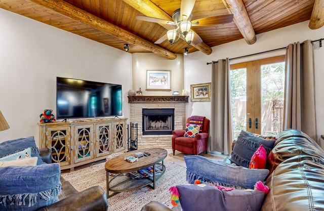 High-end gem with courtyard & patio - walk to plaza & near Santa Fe Ski Basin