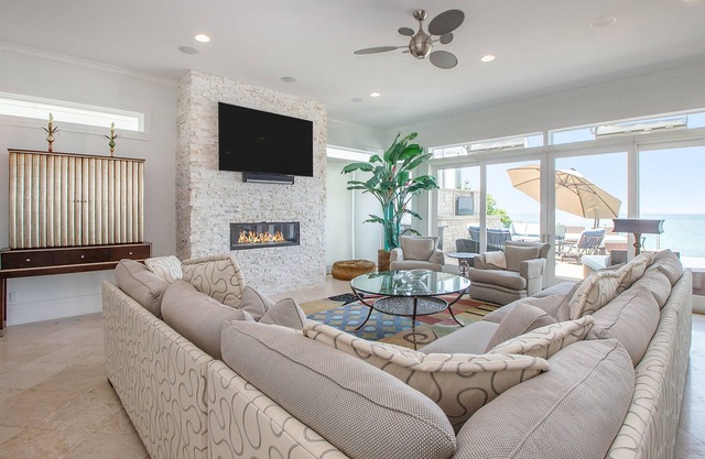 High-end lakefront home with poker table, infinity pool, pool table & WiFi