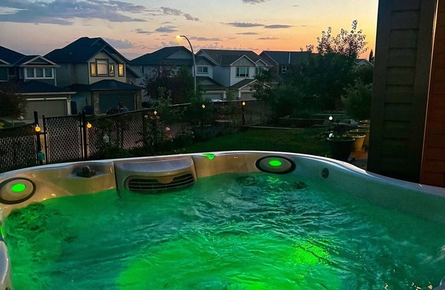 High-End Suite with Mountain Scenery & Spa Hot Tub