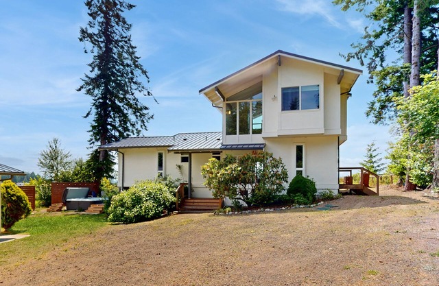 High-end waterfront getaway with amazing views, private beach & large deck