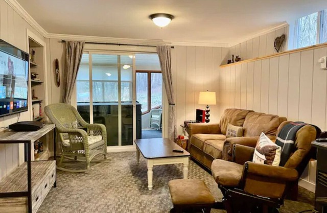Stunning Farmhouse, King Bed, Private Indoor Hot Tub