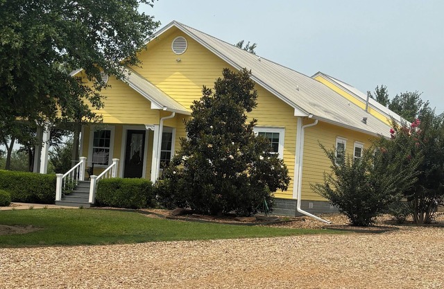 High Point a Charming 2-bedroom sleeps 6 farmhouse in Red Rock with AC, WiFi