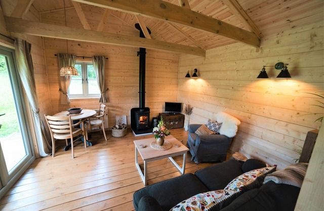 High quality lodge in secluded field