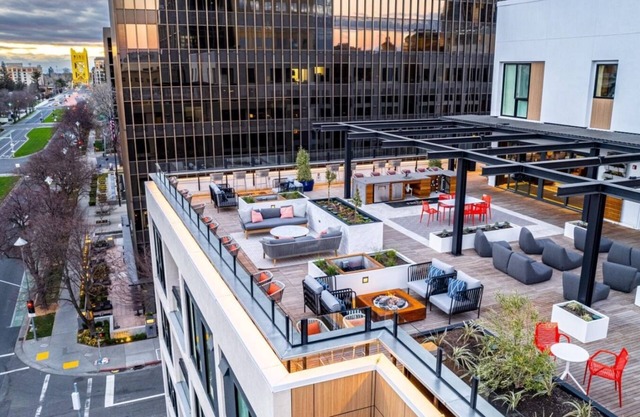 High-Rise and Luxury Suite: Cozy + Central