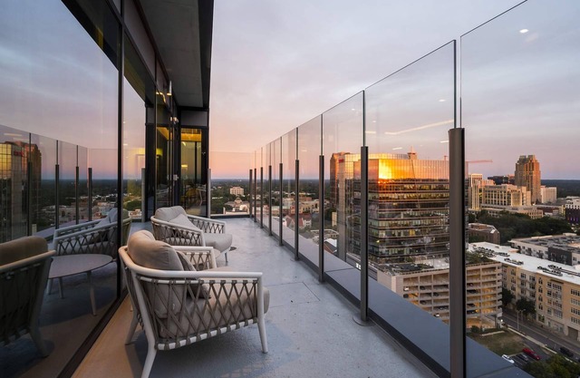 High-rise Apt Raleigh Free Parking Sunset View 1