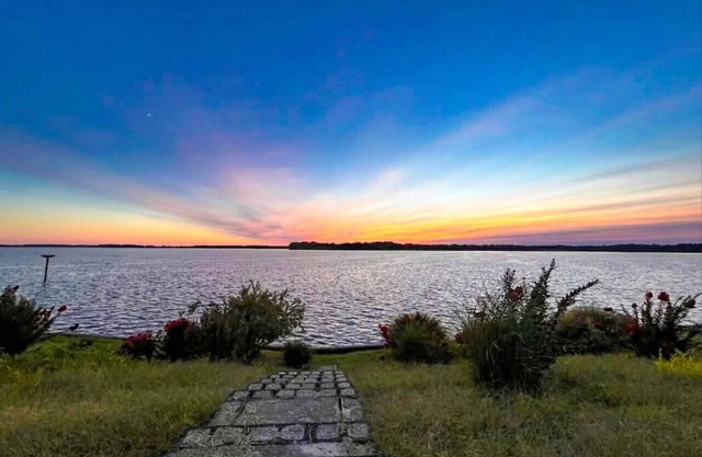 High River Bank with $1M Sunset View, 3 min to College