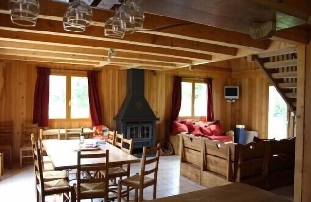 Chalet aus Holz mit gehobener Ausstattung, mit beheiztem Innenpool