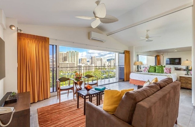High Style w/Amazing Ocean View, Modern Kitchen, Free WiFi–Waikīkī Shore PH06