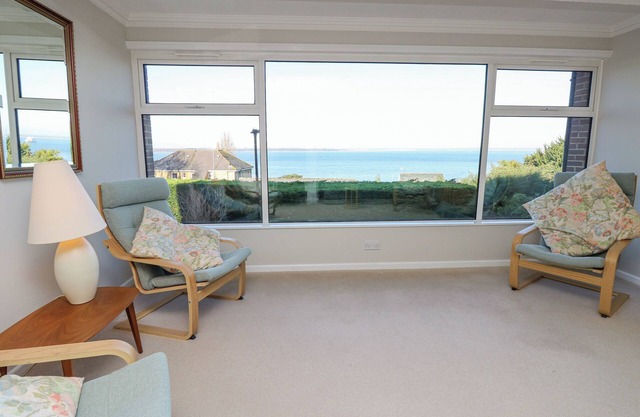 HIGH TIDE, pet friendly, country holiday cottage in Cowes