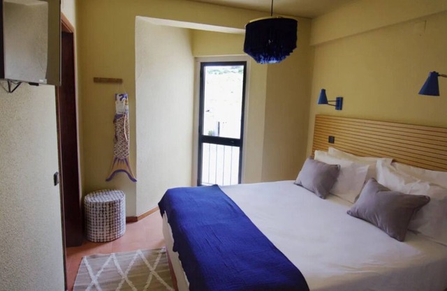 High Tides and Good Vibes! 2 Relaxing Accommodations, Pet-friendly, Beachfront!