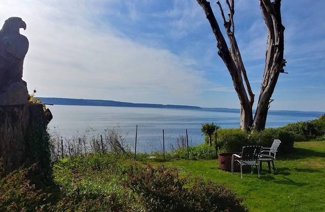 Highbank sunsets! Pet friendly, huge yard, watch the eagles, whales and boats!