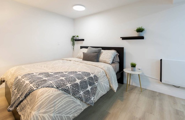 Highend Renovated Suite Fast Internet, Free Parking