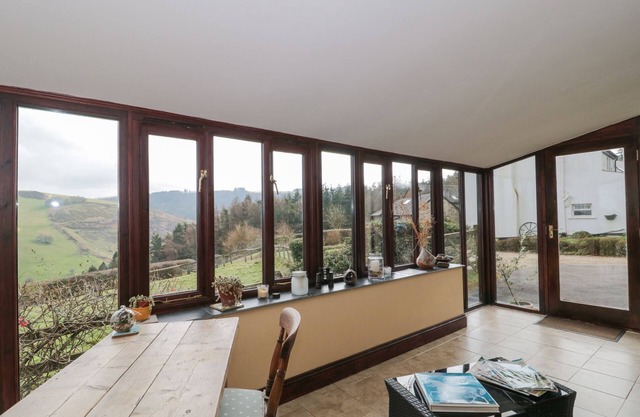 HIGHER PUTHAM BARN, pet friendly, with a garden in Wheddon Cross