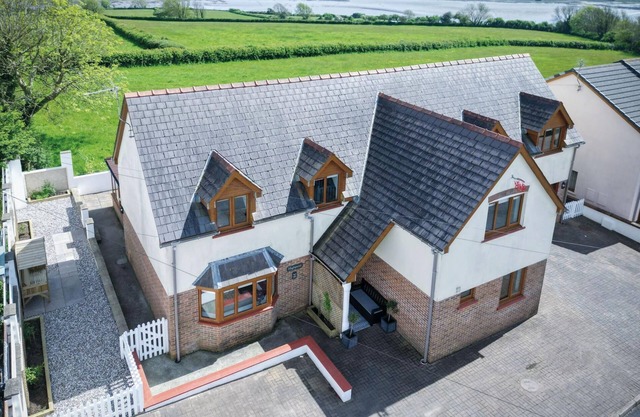 Highfield - 5 Bedroom Holiday Home - Pembroke Dock