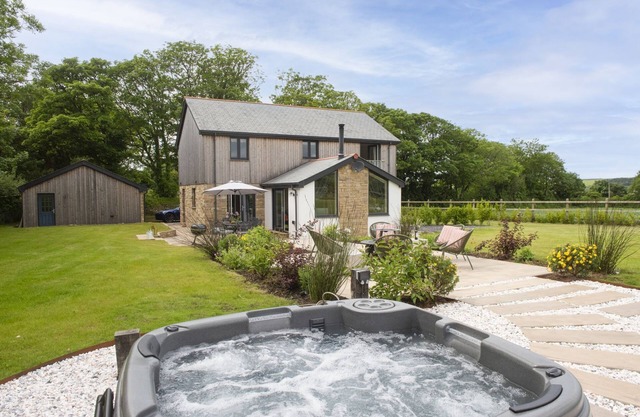 Highfield Barton - a barn that sleeps 8 guests in 4 bedrooms