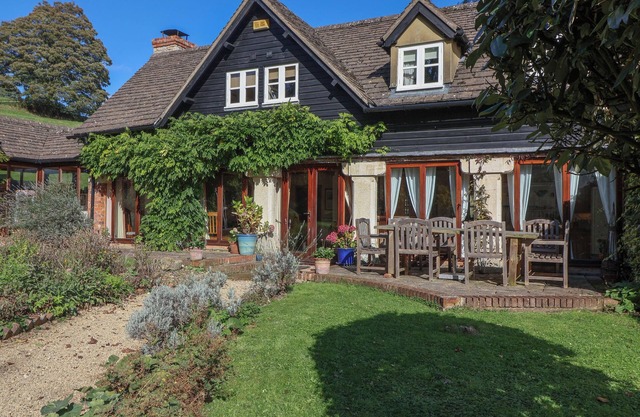 HIGHGROVE BARN, pet friendly, character holiday cottage in Painswick