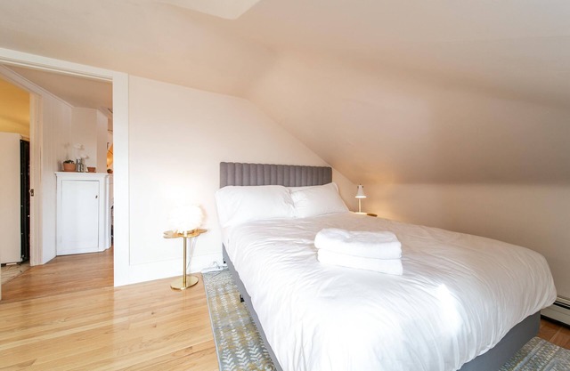 Private Luxury Suite in Historic Home by River Valley View