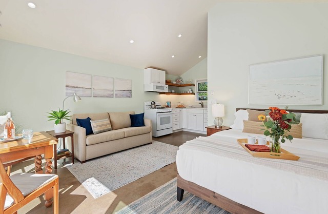 HIGHLY RATED!! Comfortable Studio Cottage Walking Distance to Beach!