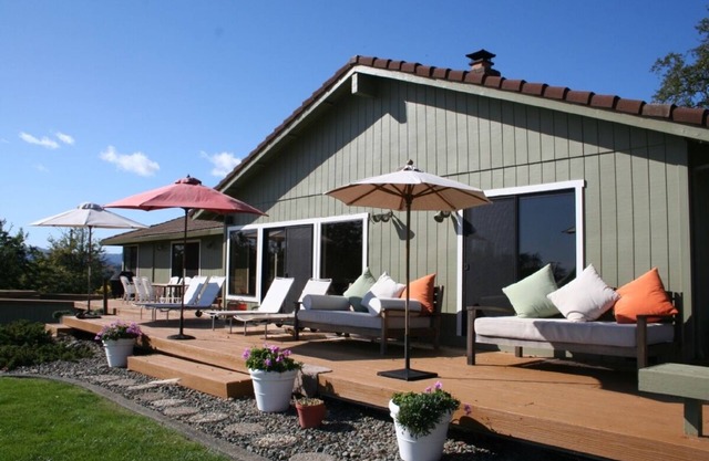 Hoch bewertet, Zeitgenössische Wine Country Home mit weitem Blick