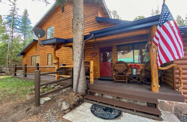 Highly rated Greer River’s Edge Sleeps 8- Starlink WiFi- Fireplace - Loft
