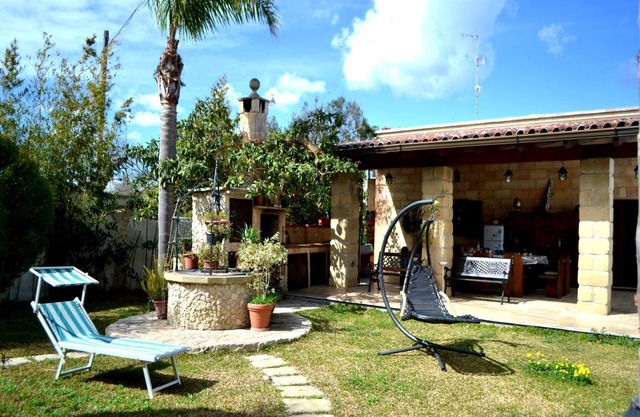 Hikari-Villa mit ausgestattetem Garten und Parkplatz in der Gegend von San Foca
