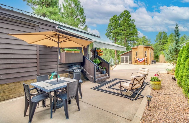 Hike & Fish: Cozy Cabin w/ Patio in Show Low!