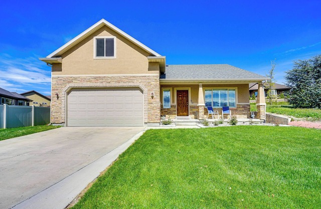 Hike, Golf & Ski: Family Home in South Jordan