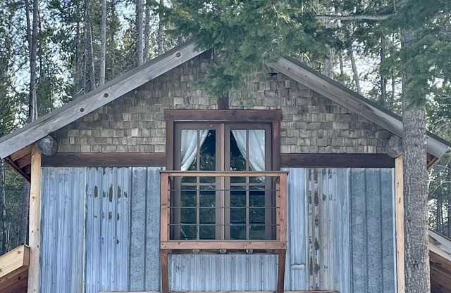 Hiker's Rest: A Relaxing Retreat 5 miles from Glacier National Park
