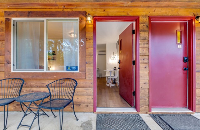 Hiker's studio with mountain views & fast WiFi - dog-friendly