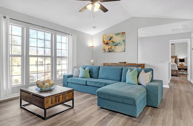 Hikers Haven Beautiful Home mins to downtown Atlanta & Decatur, w deck & garage