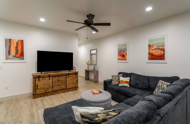 Hikers Haven! E-Bikes! Pool!