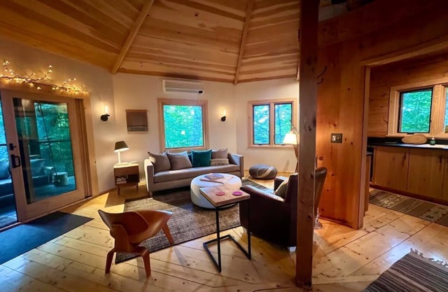 Hiker’s Haven - Octagonal guest cabin with AC in Keene Valley