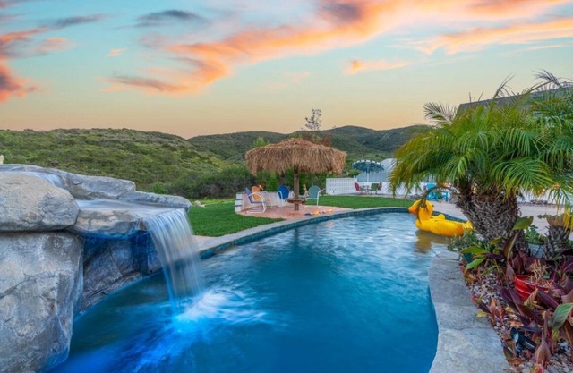 Hiker’s Paradise! Heated Pool, fire pits, and views
