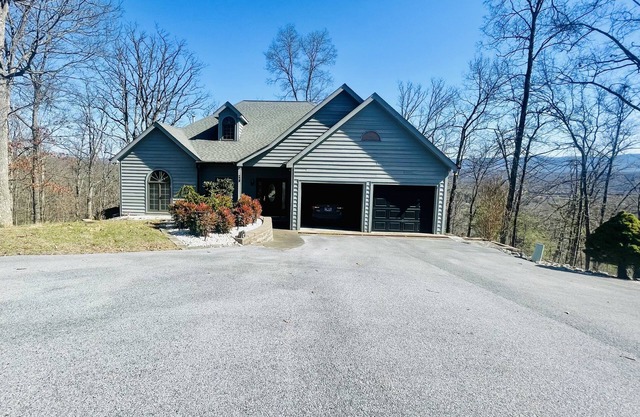 Hiking trails right outside the door. Gourmet Kitchen & Massive Deck