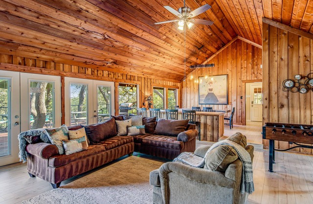 Hill country gem with private pool, deck, firepit, Ping-Pong, foosball, & WiFi