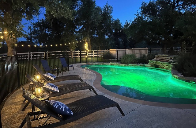 HILL COUNTRY RETREAT - Pool, Spa, 55 acres -Only 4 miles to Downtown Dripping!