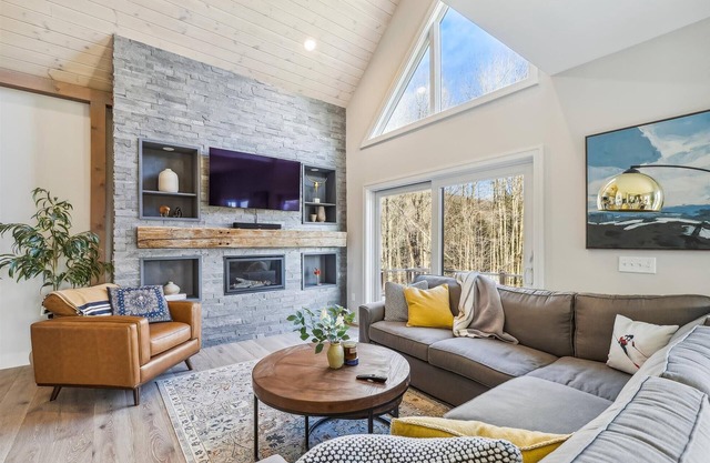 Hill House: 3 br w/ fireplace, a/c, hot tub, deck, firepit & garage!