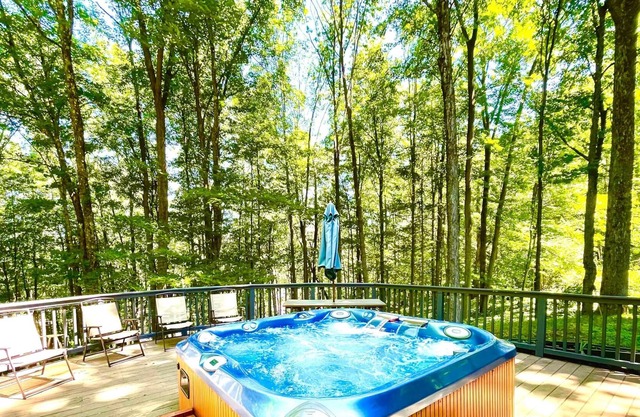 Nature escape with hot tub, sauna, shops, & food