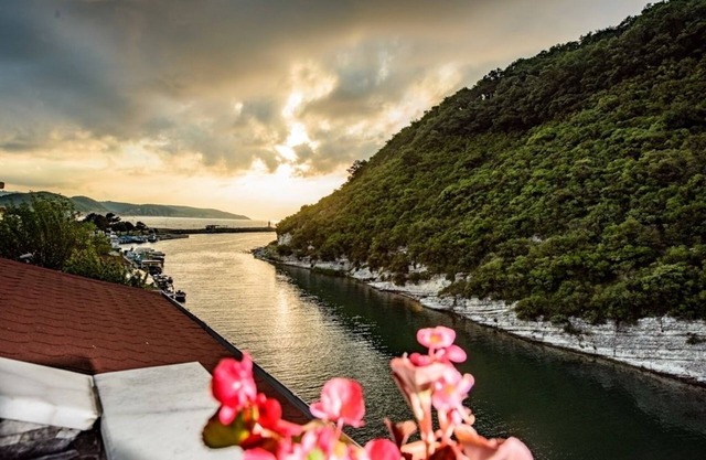 Hill River Hotel