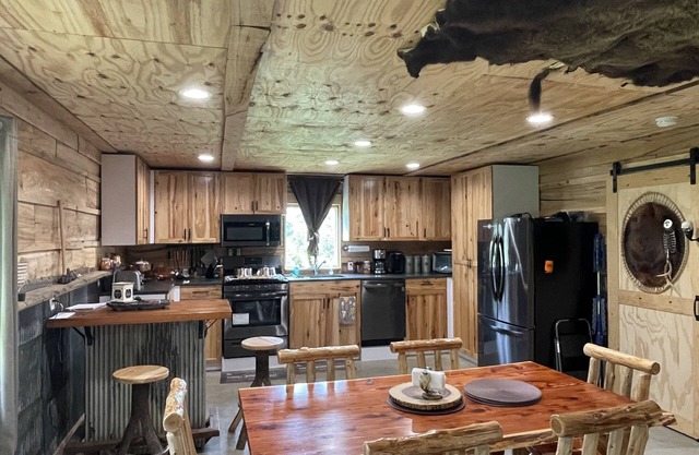 Hill Top Cabin W/ drive out snowmobiling and ATV riding.
