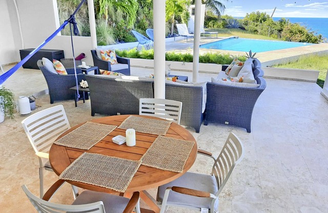 Hill Top Home | Infinity Pool | Mins→Beach+Ferry