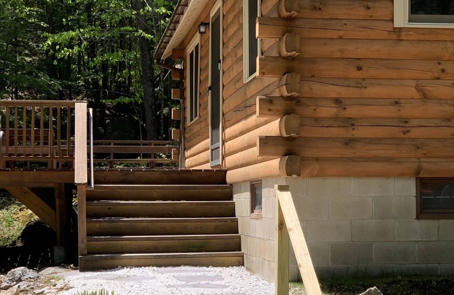 Hillbrook Cabin - Hike, ski, kayak and more! Downtown shops + restaurants, 6 ppl