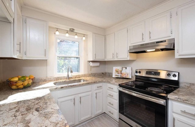 Hillcrest Haven: 2BR Gem