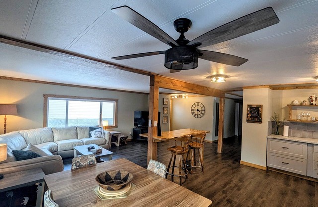 Spacious 3BR 2BA + Den | King Bed & Mountain Views
