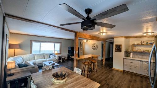 Hillcrest Hideaway: Spacious Mountain View Oasis