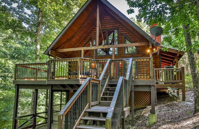 Hillin` n Chillin` - 2.4 Miles to Carters Lake, Hot Tub, Game Room/Video Arcade