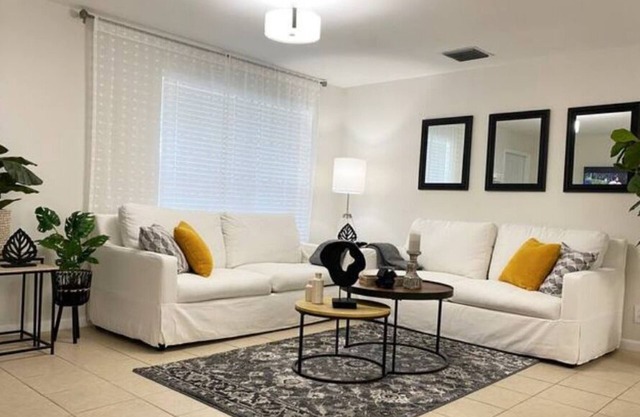 HILLMAN RETREAT.★★★★★ 3. NEAR BEACHES / PGA / DOWNTOWN / ROGER DEAN/HOT TUB