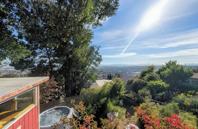 Hills Cottage with Panoramic Views & Hot Tub. Pet Friendly!